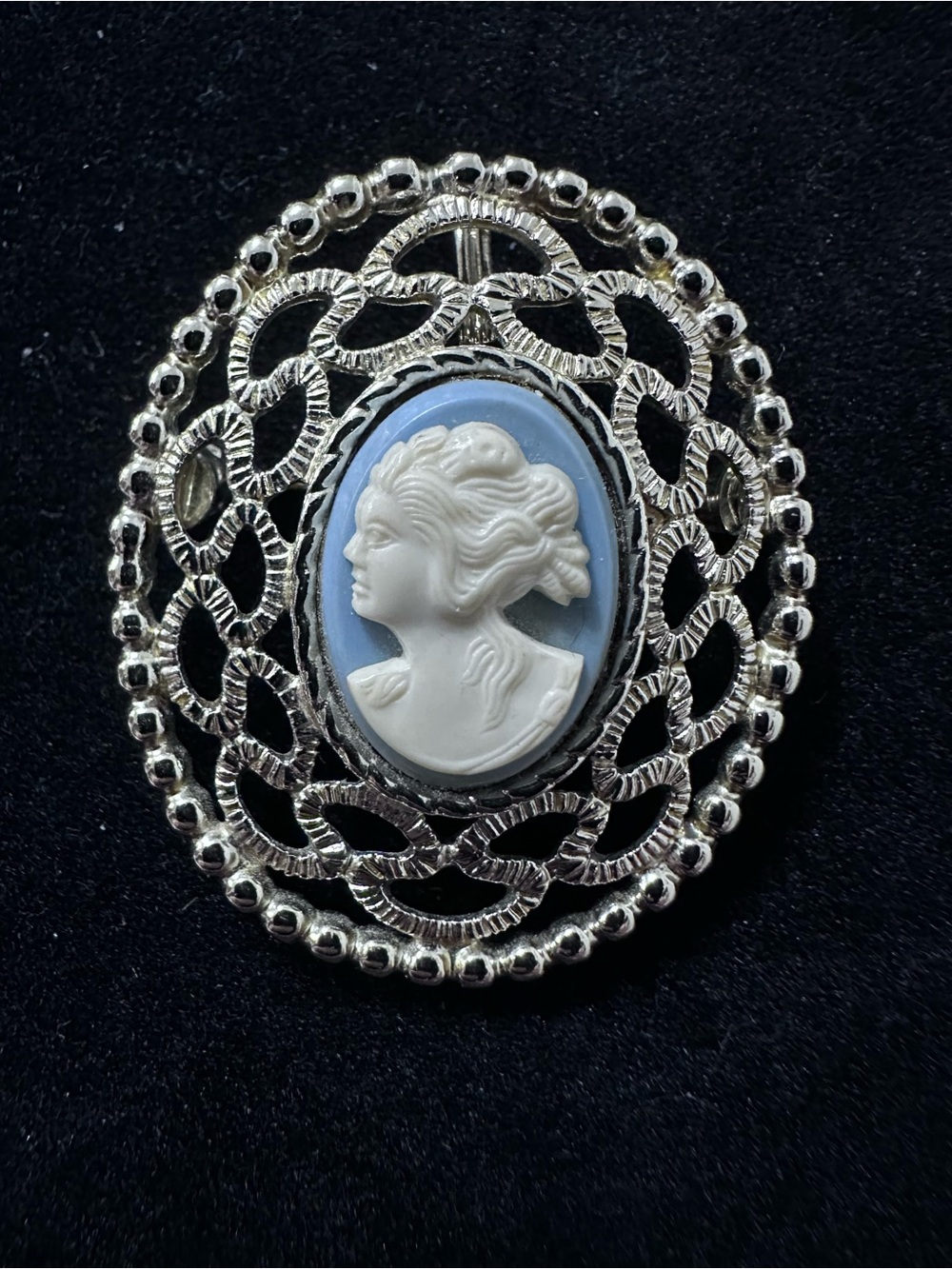 367- Sarah Coventry Resin Cameo Blue White Brooch /Pendant Signed